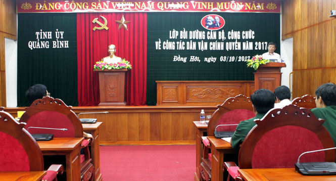 Đồng chí Nguyễn Hữu Hoài, Phó Bí thư Tỉnh ủy, Chủ tịch UBND tỉnh phát biểu tại buổi lễ bế giảng