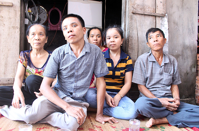  Vợ chồng ông Hồ Trung và ba người con là nạn nhân chất độc da cam.