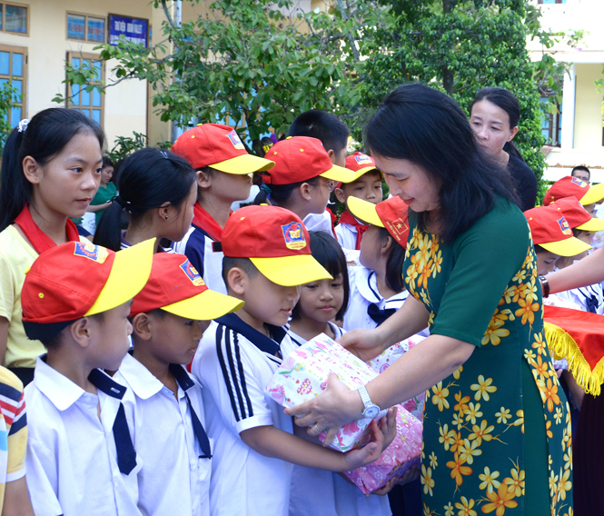 Ban giám hiệu Trường tiểu học Đồng Phú trao quà Trung thu cho các em học sinh nghèo và học sinh Làng trẻ em S.O.S.