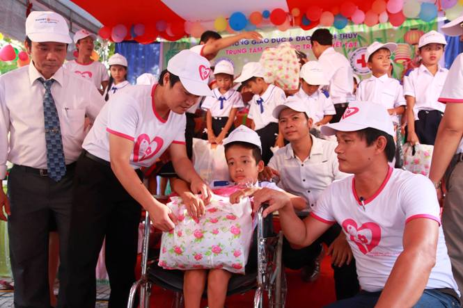 nhóm thiện nguyện đã trao 95 phần quà cho các em khuyết tật, trẻ mồ côi,