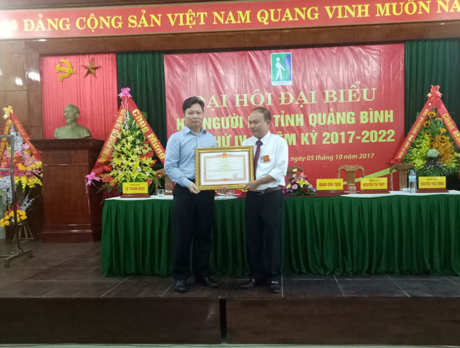  Đồng chí Nguyễn Tiến Hoàng, TUV, Phó Chủ tịch UBND tỉnh trao tặng Bằng khen của Thủ tướng Chính phủ cho tập thể HNM tỉnh