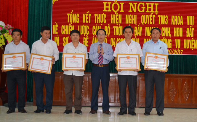 Đồng chí Phan Mạnh Hùng, TUV, Bí thư Huyện ủy Quảng Ninh trao giấy khen cho 5 tập thể có thành tích xuất sắc trong thực hiện Nghị quyết số 03-NQ/TW của Ban Chấp hành Trung ương Đảng khóa VIII.