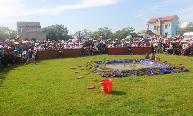 Các đại biểu và đông đảo bà con trên địa bàn huyện Lệ Thủy tham gia cổ vũ cho chương trình 