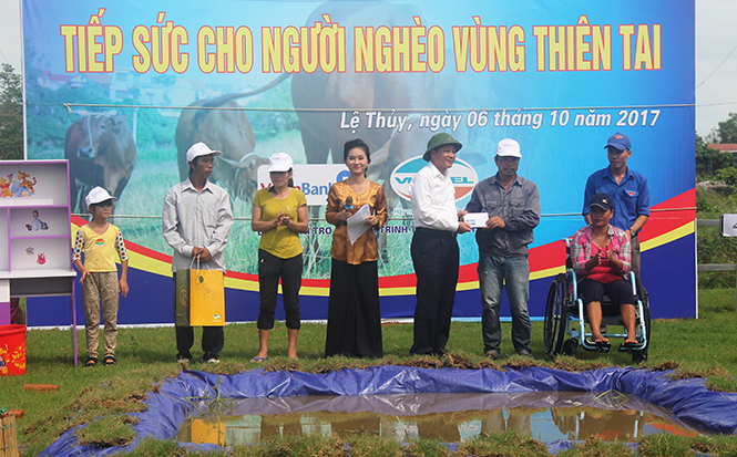 Đồng chí Trần Văn Tuân, Ủy viên ban Thường vụ Tỉnh ủy, Chủ tịch Ủy ban MTTQVN tỉnh, Trưởng Ban Cứu trợ tỉnh trao bò cho các hộ dân.