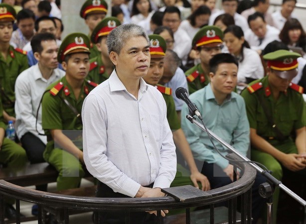 Bị cáo Nguyễn Xuân Sơn, nguyên Tổng Giám đốc OceanBank đứng trước vành móng ngựa. (Ảnh: Doãn Tấn /TTXVN)
