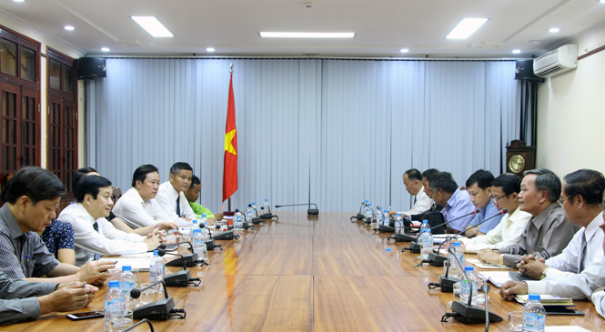 Đồng chí Nguyễn Xuân Quang, Ủy viên Ban Thường vụ Tỉnh ủy, Phó Chủ tịch Thường trực UBND tỉnh tiếp xã giao Đoàn công tác nước CHDCND Lào.