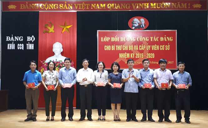 Đồng chí Hoàng Minh Tiến, Tỉnh ủy viên, Bí thư Đảng ủy Khối Các cơ quan tỉnh trao giấy chứng nhận cho các học viên tham gia lớp bồi dưỡng. 