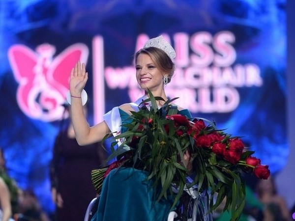 Aleksandra Chichikova đăng quang Miss Wheelchair World. (Nguồn: lematin.ch)