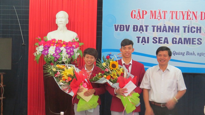 Kình ngư Nguyễn Huy Hoàng (người ở giữa) tại buổi tuyên dương vận động viên đạt thành tích xuất sắc tại SEA Games 29 do Sở Văn hóa –Thể thao tổ chức