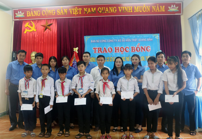 Ban Nữ công Công ty TNHH MTV Xổ số Kiến thiết Quảng Bình trao 40 suất học bổng cho các em học sinh nghèo vượt khó tại huyện Tuyên Hoá.