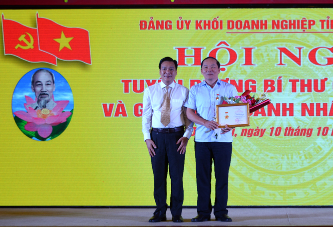 Đại diện Thường trực Đảng ủy Khối Doanh nghiệp trao Kỷ niệm chương cho đồng chí Trần Xuân Vinh, Ủy viên Ban Thường vụ, Trưởng ban Tổ chức Tỉnh ủy.