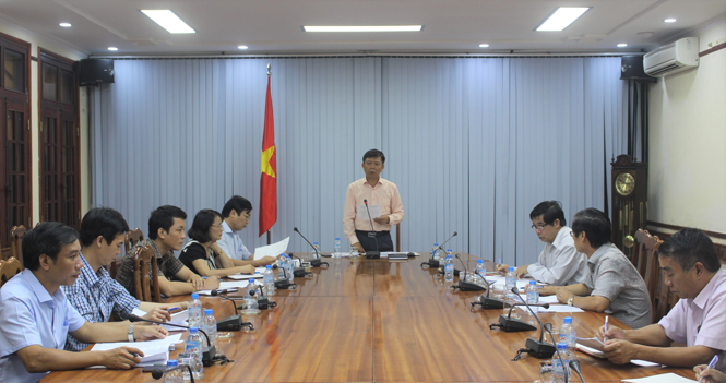 Đồng chí Nguyễn Hữu Hoài, Phó Bí thư Tỉnh ủy, Chủ tịch UBND tỉnh, Trưởng Ban Tổ chức Hội thi tuyên truyền Cải cách hành chính tỉnh Quảng Bình năm 2017 kết luận cuộc họp.   