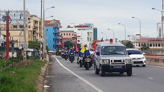 Diễu hành trên các trục đường chính của TP. Đồng Hới, Quảng Ninh và Lệ Thủy