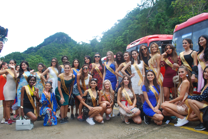 Các thí sinh tham dự cuộc thi Hoa hậu Hòa bình thế giới năm 2017 chụp ảnh trước cửa Động Thiên Đường