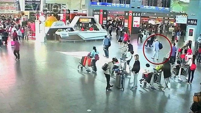 Hình ảnh chụp lại từ video sân bay ghi lại cảnh ông Kim Jong-nam (trong vòng đỏ) tại sân bay Kuala Lumpur trước thời điểm bị ám sát. (Nguồn: NBC News)