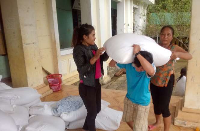 Đồng bào dân tộc thiểu số ở xã Dân Hóa (huyện Minh Hóa) nhận gạo cứu trợ.