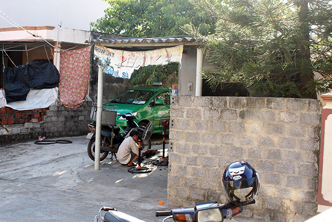 Mảnh đất đang tranh chấp hiện tại vẫn được ông Sơn dùng làm quán sửa, rửa xe máy.