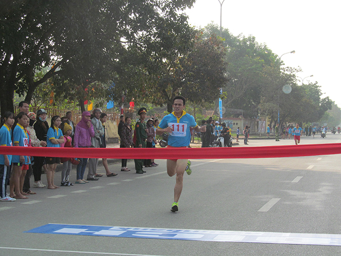VĐV Trần Văn Tuấn cán đích đầu tiên tại giải việt dã truyền thống tỉnh Quảng Bình năm 2016.