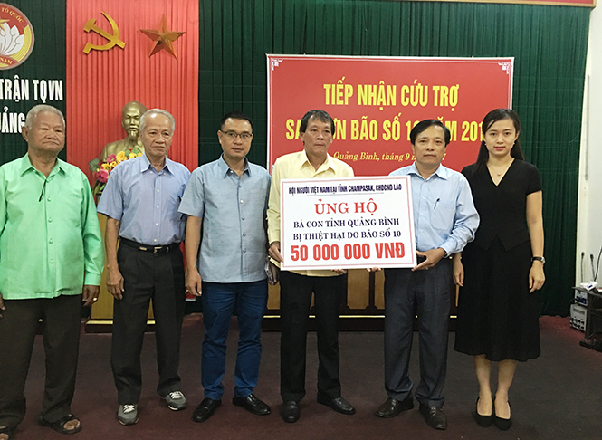 Đại diện Ban Thường trực Ủy ban MTTQVN tỉnh tiếp nhận hỗ trợ của diện hội Người Việt Nam tại tỉnh Champasak.
