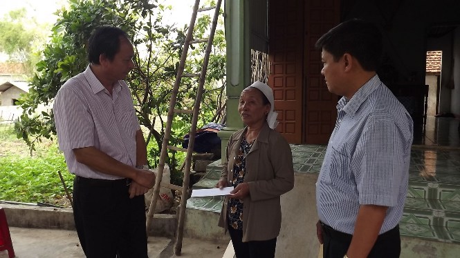 Sau cơn bão số 10 vừa qua, Trung ương Hội Nông dân Việt Nam và Hội Nông dân tỉnh đã đến thăm, tặng quà và động viên hàng trăm hội viên nông dân.