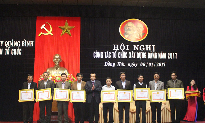 Đồng chí Bí thư Tỉnh uỷ Hoàng Đăng Quang trao bằng khen của Ban Thường vụ Tỉnh ủy cho các tập thể tại hội nghị công tác tổ chức xây dựng Đảng năm 2017.
