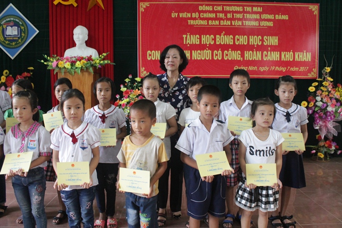 chí Trưởng ban Dân vận Trung ương Trương Thị Mai tặng học bổng cho con gia đình người có công, hoàn cảnh gia đình khó khăn - Ảnh Tư liệu.