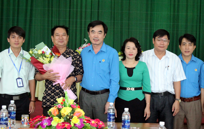  Đồng chí Nguyễn Lương Bình, Chủ tịch LĐLĐ tỉnh đến thăm Công ty Điện lực Quảng Bình