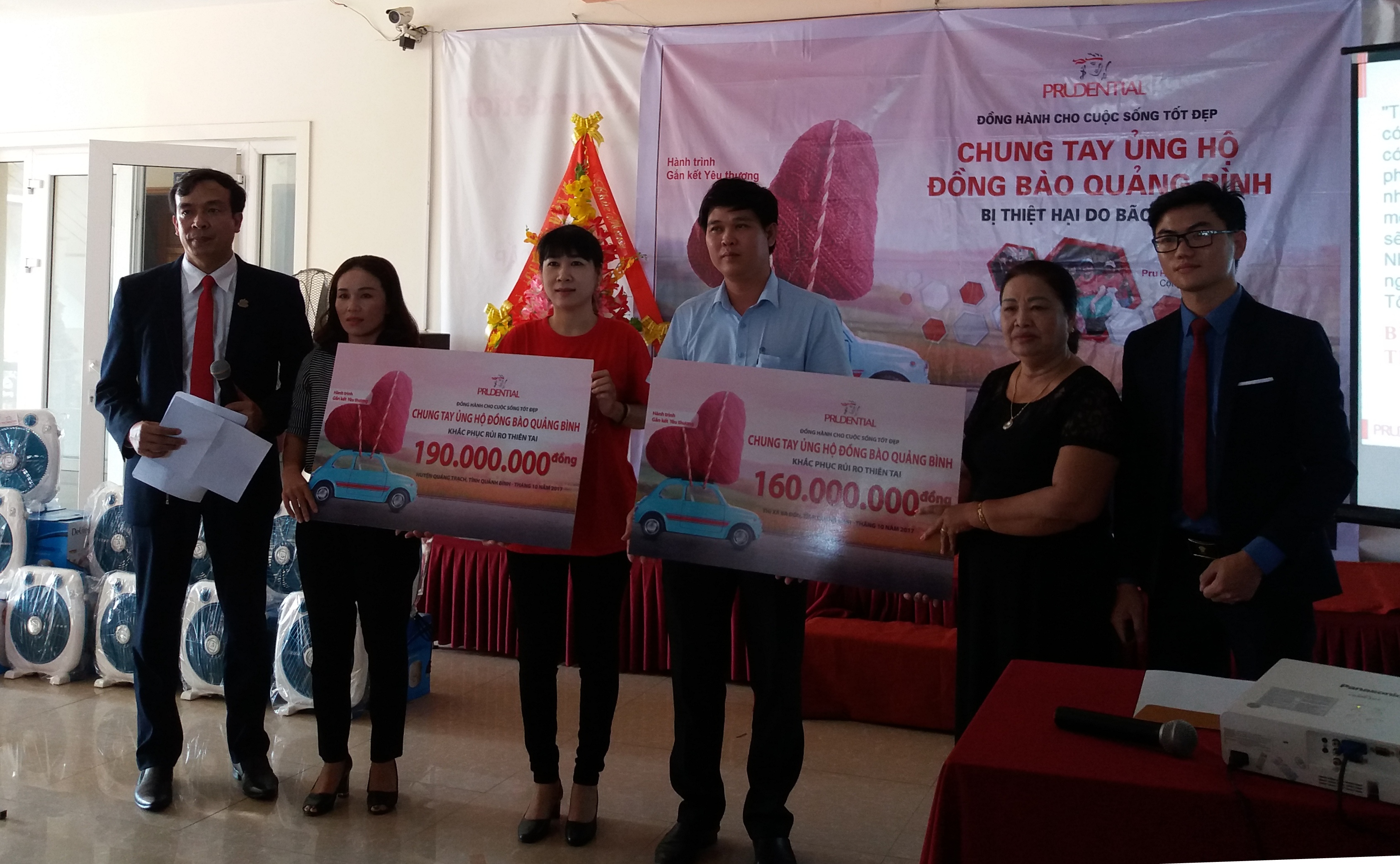  Đại diện Công ty BHNT Prudential trao tượng trưng số tiền hỗ trợ cho Uỷ ban MTTQVN huyện Quảng Trạch và thị xã Ba Đồn