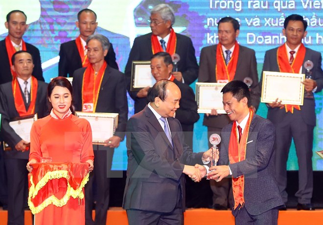 Thủ tướng Nguyễn Xuân Phúc trao danh hiệu Nông dân xuất sắc cho các gương nông dân tiêu biểu. (Ảnh: Thống NhấtTTXVN)