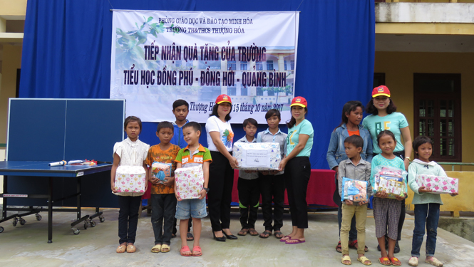 Trường tiểu học Đồng Phú giao lưu, tặng quà cho Trường tiểu học và THCS Thượng Hóa. 