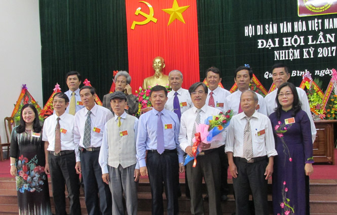 Đồng chí Nguyễn Hữu Hoài, Chủ tịch UBND tỉnh tặng hoa chúc mừng Ban chấp hành Hội Di sản Việt Nam tỉnh khóa II (nhiệm kỳ 2017-2022)