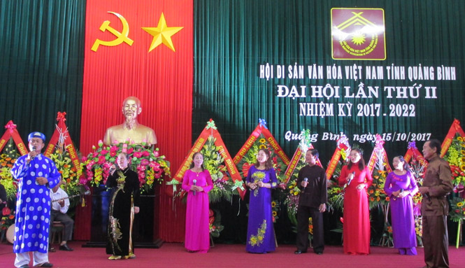 Câu lạc bộ nghệ nhân Lệ Thủy diễn xướng hò khoan chào mừng Đại hội Hội Di sản Việt Nam tỉnh khóa II                                 