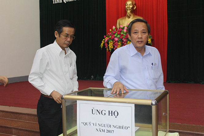 Đồng chí Hoàng Đăng Quang, Uỷ viên Trung ương Đảng, Bí thư Tỉnh ủy, Chủ tịch HĐND tỉnh ủng hộ Quỹ “Vì người nghèo” tỉnh năm 2017.