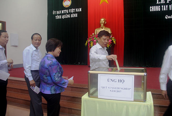 Đồng chí Nguyễn Hữu Hoài, Phó Bí thư Tỉnh ủy, Chủ tịch UBND tỉnh ủng hộ Quỹ 