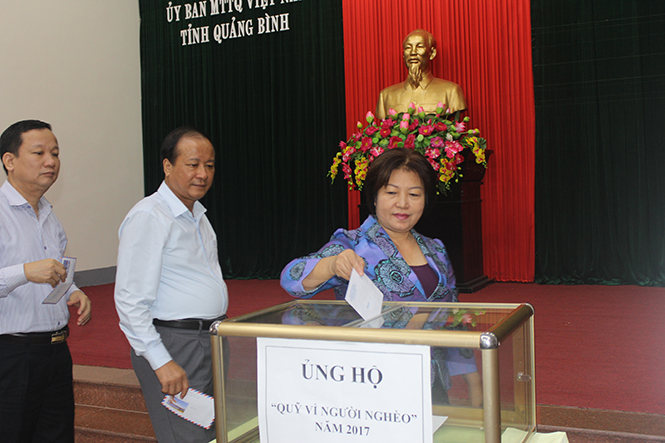Nguyễn Thị Thanh Hương, Ủy viên Ban Thường vụ Tỉnh ủy, Phó Chủ tịch Thường trực HĐND tỉnh ủng hộ Quỹ 