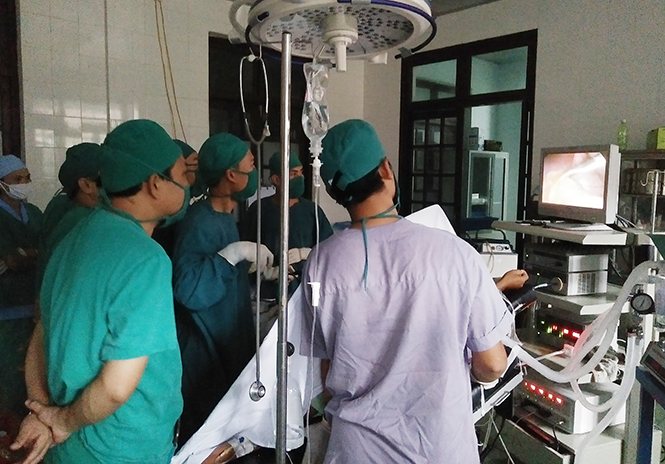  Các bác sĩ Bệnh viện đa khoa Minh Hóa đang phẫu thuật nội soi cắt sỏi túi mật.