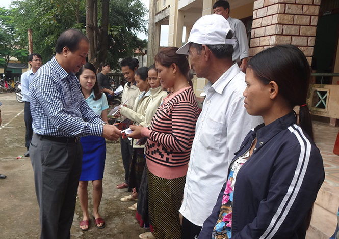  Đồng chí Trần Văn Tuân, Ủy viên Ban Thường vụ Tỉnh ủy, Chủ tịch Ủy ban MTTQVN tỉnh tặng quà cho các hộ dân xã Lâm Thủy bị thiệt hại do bão số 10.
