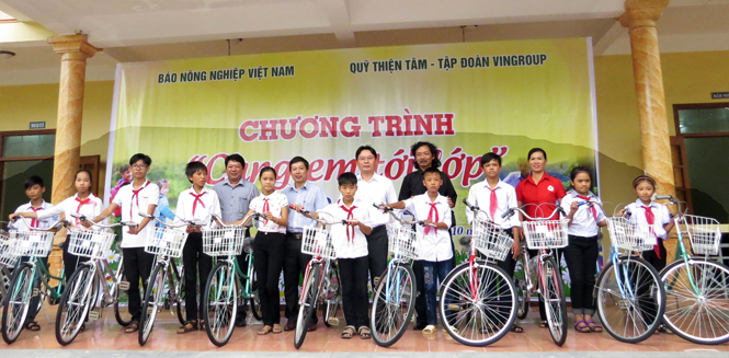 Trao xe đạp cho các học sinh nghèo ở huyện Quảng Ninh.