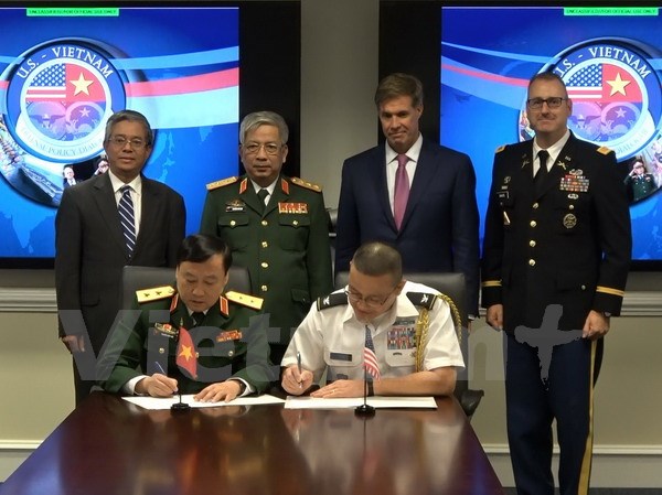 Lễ ký Bản ghi nhớ hợp tác giữa Viện Chiến lược Quốc phòng và Trung tâm Nghiên cứu châu Á-Thái Bình Dương (APCSS). (Ảnh: Đoàn Hùng/Vietnam+)