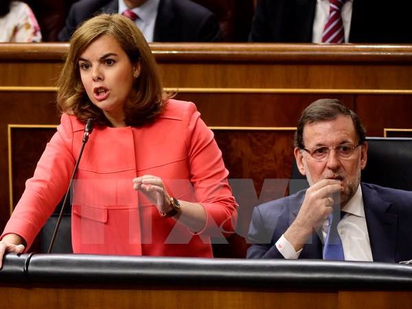 Thủ tướng Tây Ban Nha Mariano Rajoy (phải) và Phó Thủ tướng Tây Ban Nha Soraya Saenz de Santamaria (trái) tại cuộc họp ở Madrid ngày 17-6-2015. (Nguồn: AFP/TTXVN)