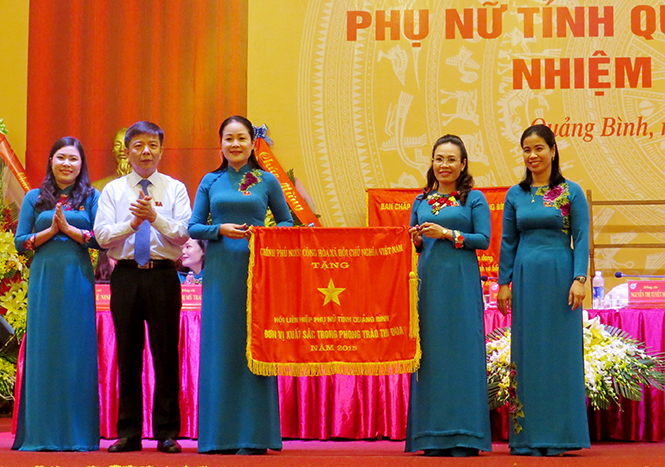 Thừa ủy quyền của Thủ tướng Chính phủ, đồng chí Chủ tịch UBND tỉnh Nguyễn Hữu Hoài trao Cờ thi đua xuất sắc cho Hội LHPN tỉnh.