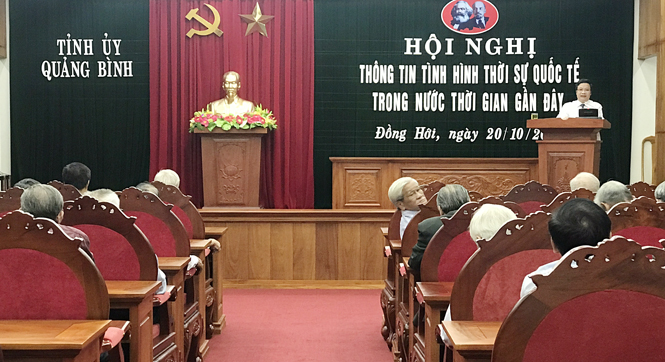 Đồng chí Cao Văn Định, Uỷ viên Ban Thường vụ, Trưởng ban Tuyên giáo Tỉnh uỷ thông báo nhanh kết quả Hội nghị lần thứ 6 (khóa XII) cho đội ngũ cán bộ hưu trí.