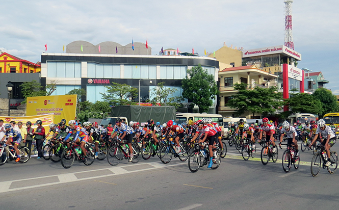 Đoàn đua xe đạp cúp Tôn Hoa Sen năm 2017 qua Quảng Bình.