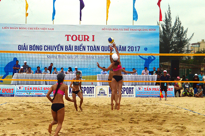 Với lợi thế bãi biển dài, đẹp, Quảng Bình tổ chức thành công Tour I giải bóng chuyền bãi biển toàn quốc năm 2017.