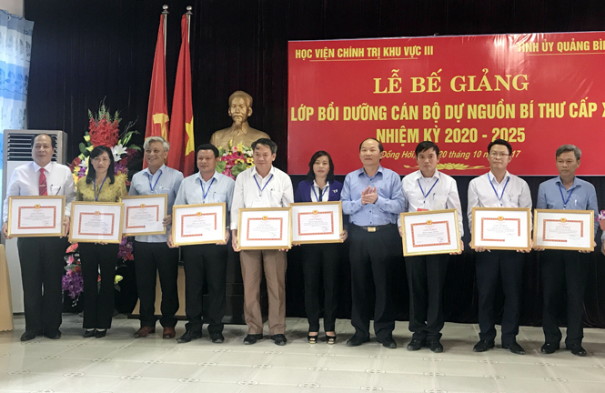 Đồng chí Trần Xuân Vinh, Trưởng ban Tổ chức Tỉnh uỷ trao giấy khen cho 10 học viên xuất sắc.