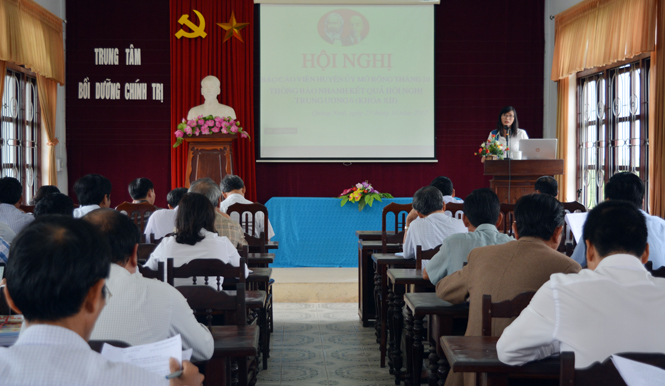 Huyện ủy Quảng Ninh thông báo nhanh kết quả Hội nghị Trung ương 6 (khóa XII) cho đội ngũ cán bộ cốt cán trong toàn huyện.