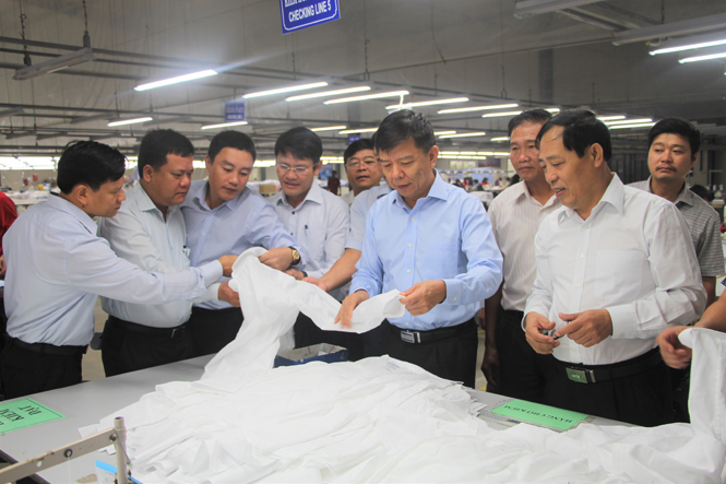 Đồng chí Nguyễn Hữu Hoài, Phó Bí thư Tỉnh ủy, Chủ tịch UBND tỉnh kiểm tra chất lượng sản phẩm Công ty S%D Quảng Bình.  