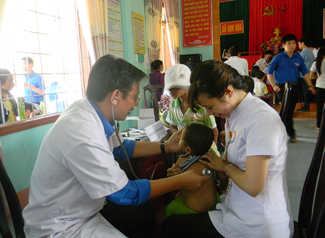 Tuổi trẻ Tuyên Hoá phối hợp, kết nối với các đơn vị chuyên môn khám chữa bệnh miễn phí cho nhân dân xã Kim Hoá.