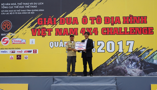 Ban tổ chức Giải đua xe ô tô địa hình đã trao tặng 10 triệu đồng cho Hội Bảo trợ Người tàn tật và Trẻ mồ côi Quảng Bình.