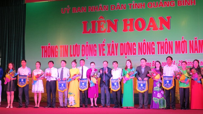 Đồng chí Lê Minh Ngân, TUV, Phó Chủ tịch UBND tinh tặng hoa và cờ lưu niệm cho các đội thi